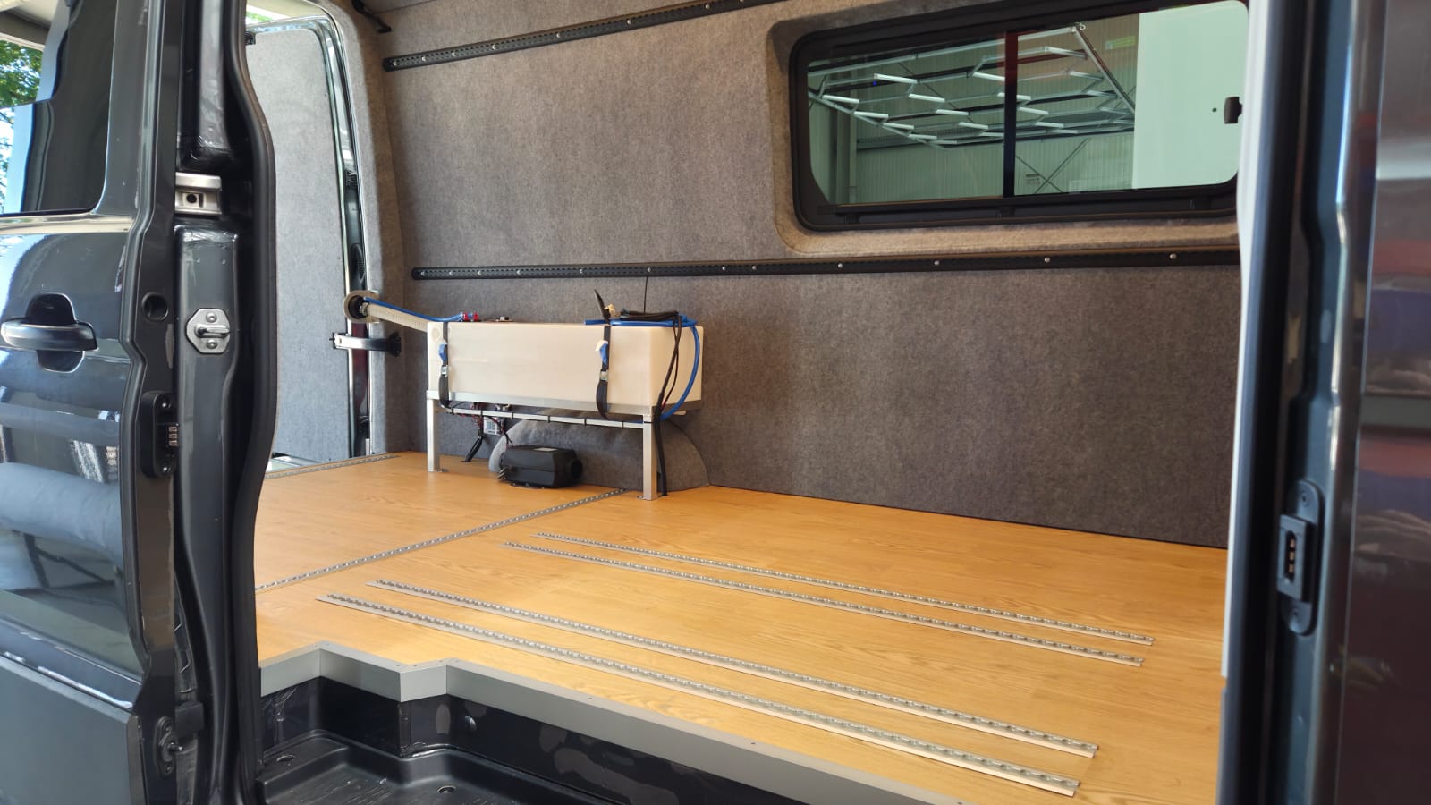 VW Crafter Einzelsitz Sicom2 Airlineschienen Rail-In Camper Ausbau