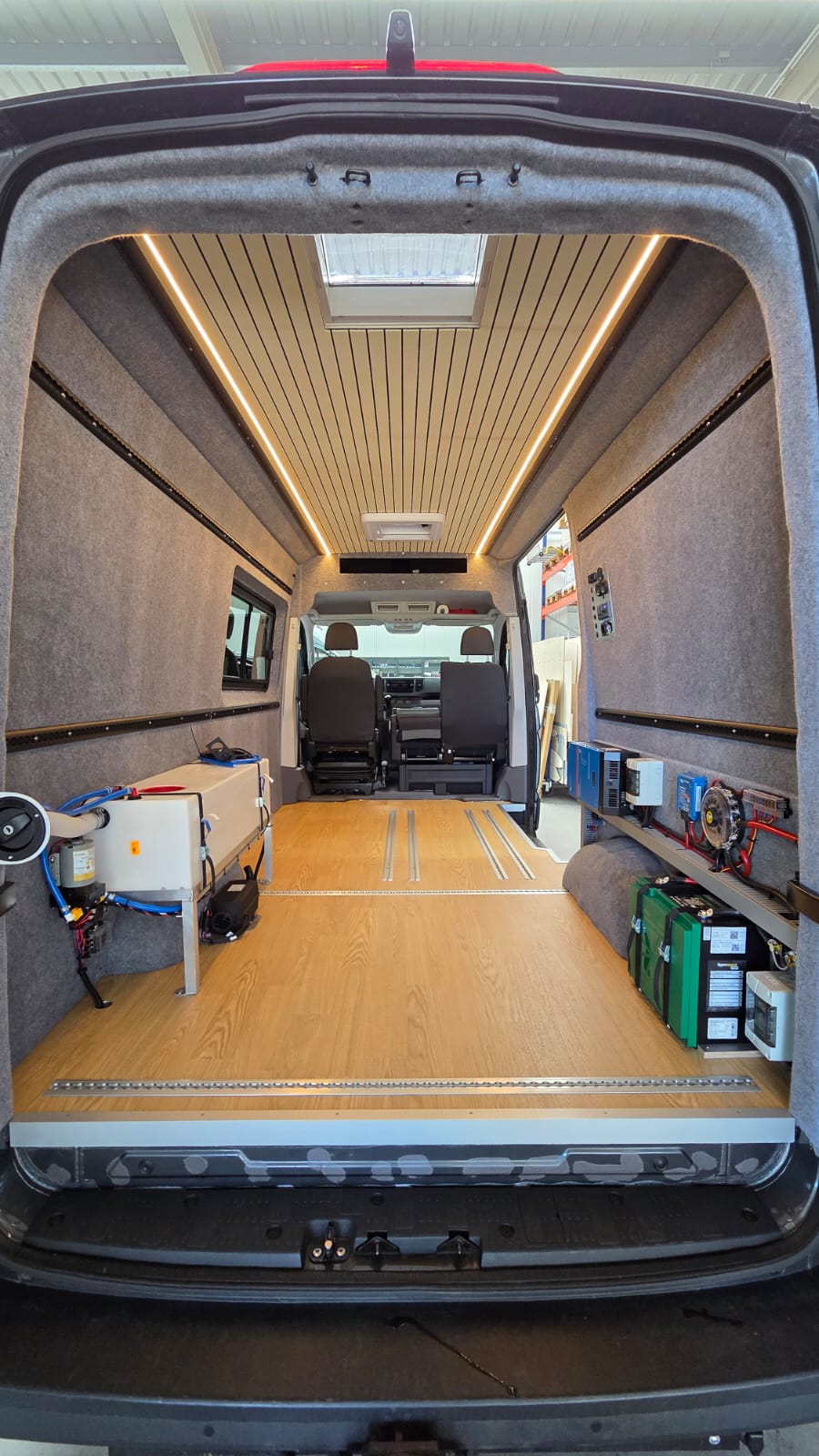 VW Crafter Camper Innenraum Boden Airlineschienen Ausbau