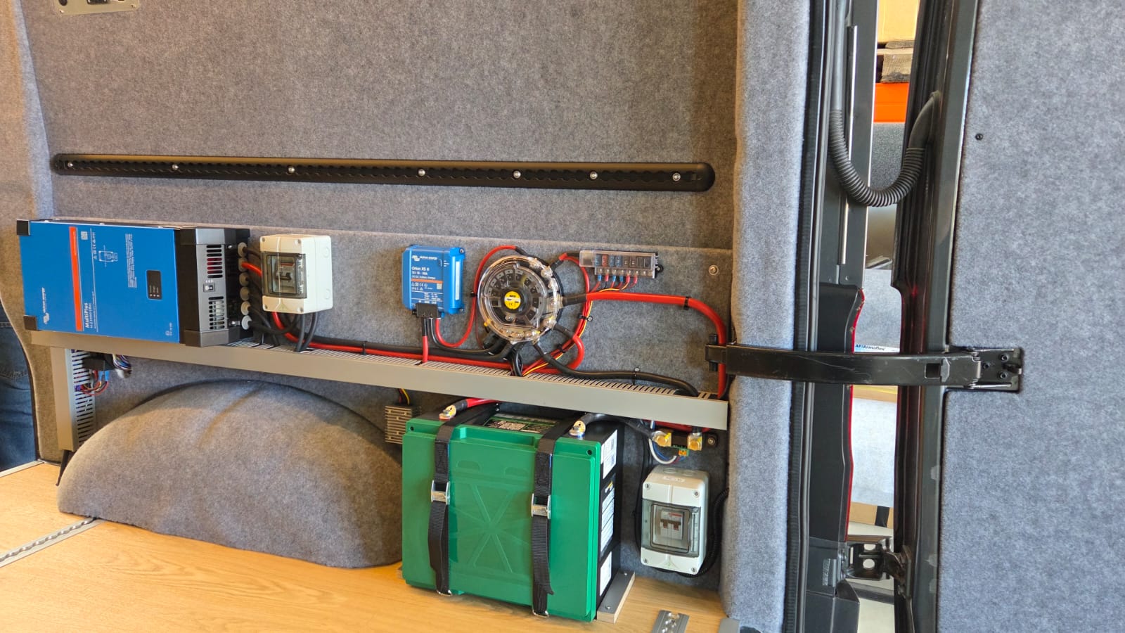 LiFePO4 200Ah Batterie Victron Komponenten VW Crafter Camper Elektrik